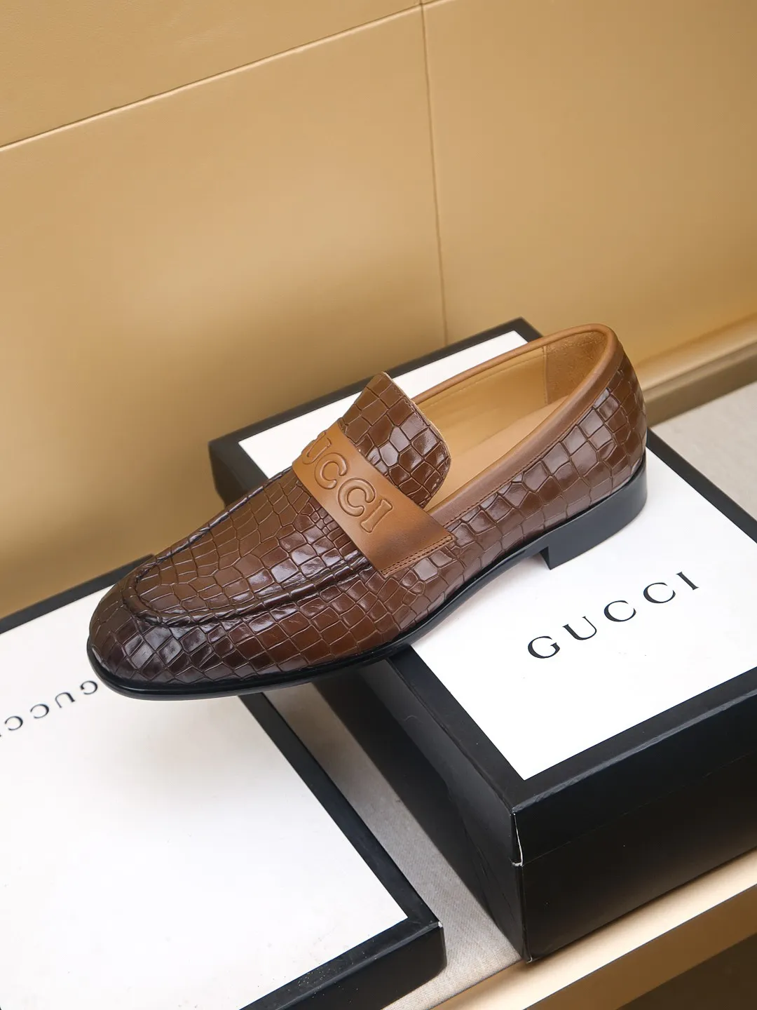 Men's men's shoes 💰460 🆘【GUCCI】Gucci ·🐂里· Hot-selling beanie shoes, top brand luxury, top quality, latest fashion beanie shoes.. The upper is made of original high mercerized smooth cow suede. (Full top layer water-dyed 🐂 leather and lining). The original stylish and stylish soft rubber wear-resistant and non-slip outsole is light and comfortable on the foot, available in 2 colors! Matching code: 39-44 (customized at 38.45.46.47)